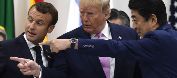 Президент Франции Эммануэль Макрон, президент Дональд Трамп и премьер-министр Японии Синдзо Абэ перед рабочей сессией на саммите G-20 в Осаке, Япония - Sputnik Узбекистан