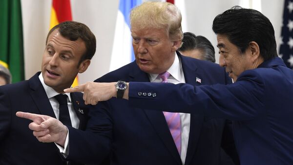 Президент Франции Эммануэль Макрон, президент Дональд Трамп и премьер-министр Японии Синдзо Абэ перед рабочей сессией на саммите G-20 в Осаке, Япония - Sputnik Узбекистан