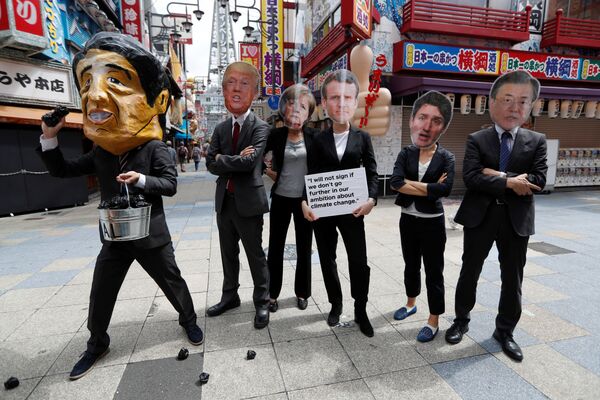 Протестующие в масках мировых лидеров во время саммита G20 в Осаке, Япония - Sputnik Узбекистан