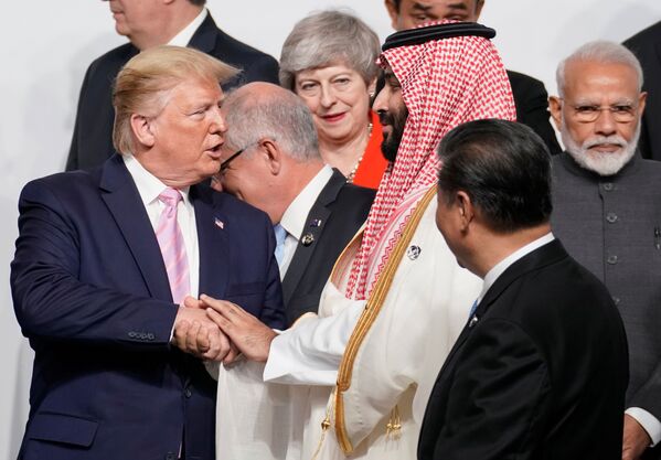 Наследный принц Саудовской Аравии Мухаммед ибн Салман Аль Сауд обменивается рукопожатием с президентом США Дональдом Трампом во время фотосессии семейных фотографий на саммите лидеров G20 в Осаке, Япония - Sputnik Узбекистан