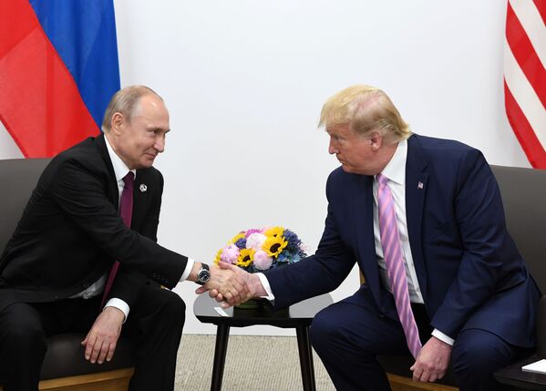 Президент РФ Владимир Путин и президент США Дональд Трамп во время встречи на полях саммита Группы двадцати в Осаке - Sputnik Узбекистан