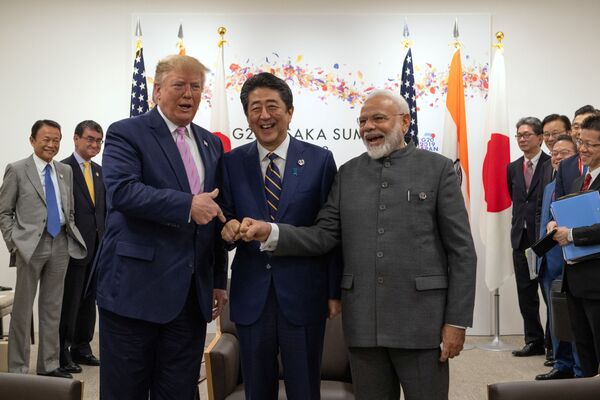 Президент США Дональд Трамп с премьер-министром Японии Синдзо Абэ и премьер-министром Индии Нарендрой Моди во время трехсторонней встречи в первый день саммита G20 в Осаке - Sputnik Узбекистан