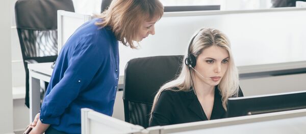 Девушка в колл-центре - Sputnik Узбекистан