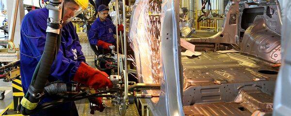 Ишчилар автомобил йиғиш корхонасининг сварка қилиш цехида. - Sputnik Ўзбекистон