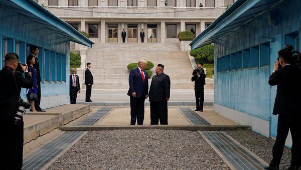  Президент США Дональд Трамп встречается с северокорейским лидером Ким Чен Ыном в демилитаризованной зоне, разделяющей две Кореи, в Панмунжоме. Южная Корея, 30 июня 2019 года - Sputnik Ўзбекистон