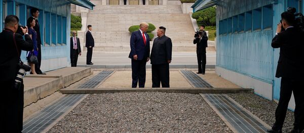  Президент США Дональд Трамп встречается с северокорейским лидером Ким Чен Ыном в демилитаризованной зоне, разделяющей две Кореи, в Панмунжоме. Южная Корея, 30 июня 2019 года - Sputnik Ўзбекистон