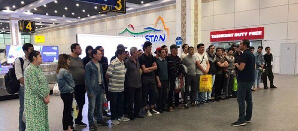 Узбекистан вернул из РФ граждан, попавших в сложное положение Узбекистан вернул из РФ граждан, попавших в сложное положение - Sputnik Узбекистан