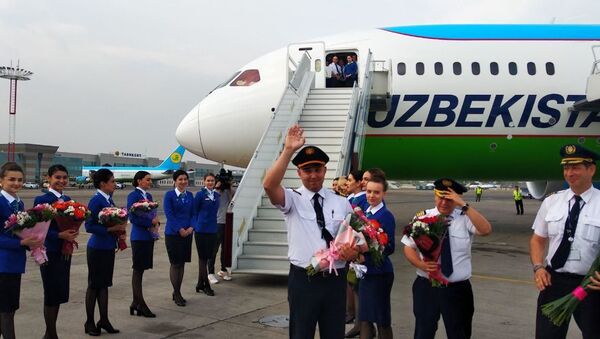 Руководство Узбекистон хаво йуллари и журналисты торжественно встретили новый Boeing 787-8 Dreamliner - Sputnik Узбекистан