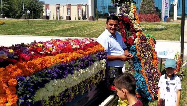 Сказка в Бухаре: жители города побывали на празднике цветов - Sputnik Узбекистан