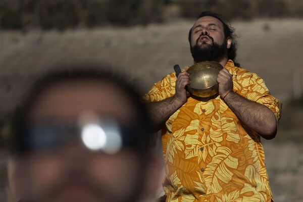 Мужчина молится во время солнечного затмения в Чили  - Sputnik Узбекистан