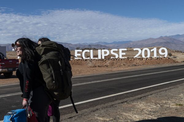 Туристы в пустыне Атакама для наблюдения за солнечным затмением  - Sputnik Ўзбекистон
