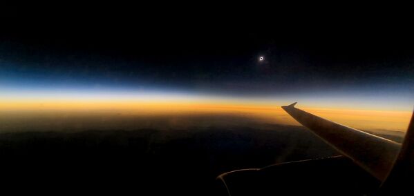 Солнечное затмение с борта самолета  - Sputnik Ўзбекистон