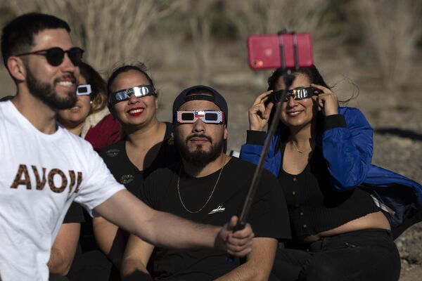 Наблюдатели полного солнечного затмения в Чили - Sputnik Узбекистан