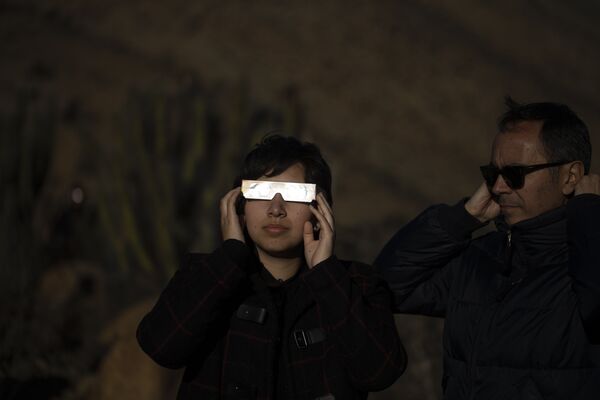 Люди наблюдают за солнечным затмением в Чили - Sputnik Узбекистан