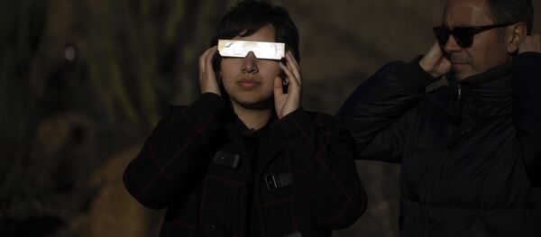 Люди наблюдают за солнечным затмением в Чили Люди наблюдают за солнечным затмением в Чили - Sputnik Ўзбекистон