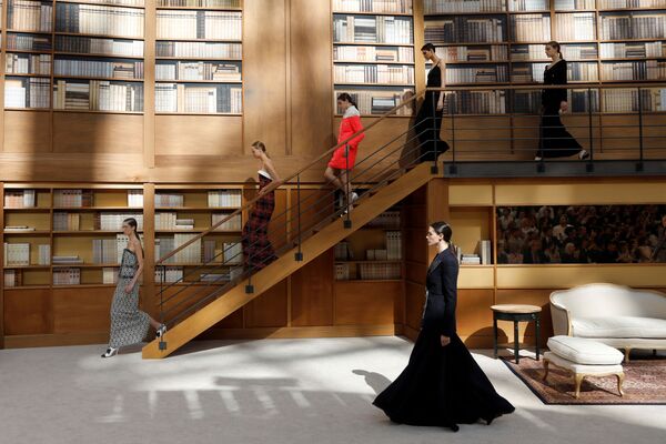 Библиотекарь-стайл: новый показ Chanel в Париже - Sputnik Узбекистан