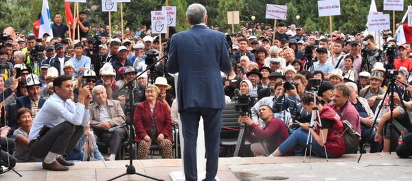 Бывший президент КР Алмазбек Атамбаев выступает на митинге против нынешней власти около Медиафорума в Бишкеке - Sputnik Ўзбекистон