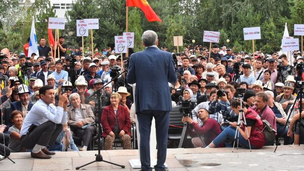 Бывший президент КР Алмазбек Атамбаев выступает на митинге против нынешней власти около Медиафорума в Бишкеке - Sputnik Ўзбекистон