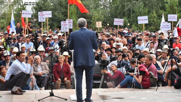В Бишкеке состоялся митинг сторонников бывшего президента Алмазбека Атамбаева - Sputnik Узбекистан