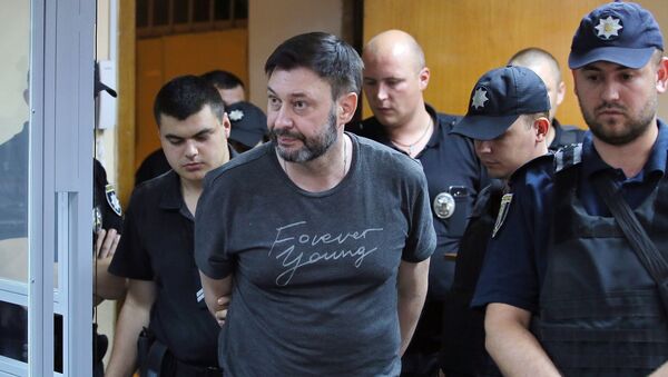 Провокации, угрозы и оскорбления: что происходило у суда в Киеве  - Sputnik Узбекистан