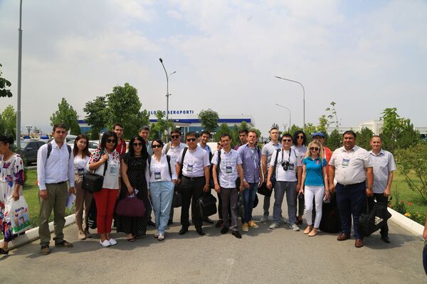 Журналисты во время пресс-тура на завод Узвтомоторс - Sputnik Узбекистан