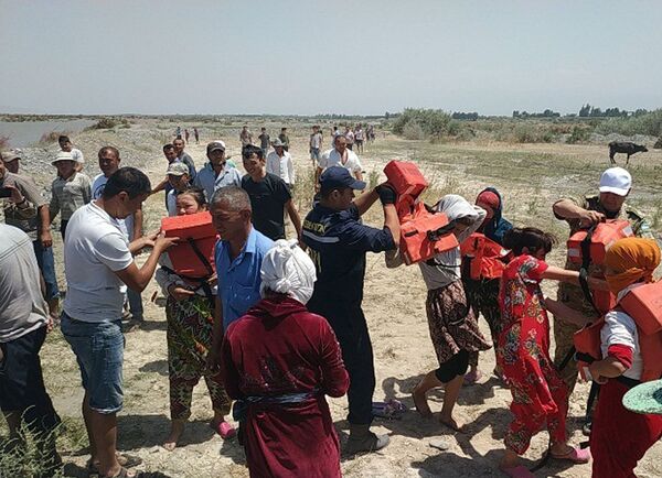 Более 20 человек спасены с затопленного острова в Самаркандской области - Sputnik Узбекистан