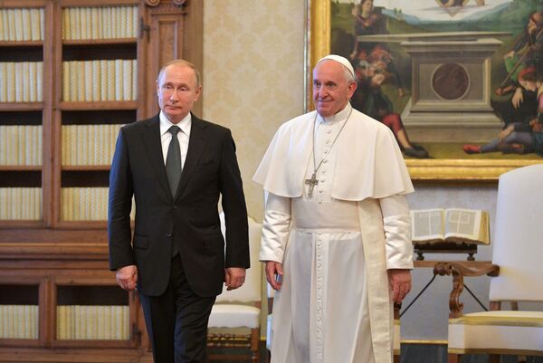 Грех, Достоевский и Толстой: как прошла встреча Путина и папы Римского - Sputnik Узбекистан