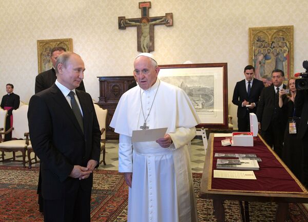 Грех, Достоевский и Толстой: как прошла встреча Путина и папы Римского - Sputnik Узбекистан