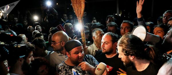 Акция протеста в Грузии у телеканала Рустави2 Акция протеста в Грузии у телеканала Рустави2 - Sputnik Ўзбекистон