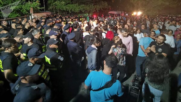 Грузия телеканали бошловчиси Путинни ҳақорат қилганидан сўнг фавқулодда митинг бошланди Грузия телеканали бошловчиси Путинни ҳақорат қилганидан сўнг фавқулодда митинг бошланди - Sputnik Ўзбекистон