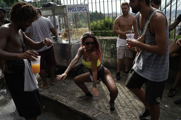 Девушка танцует во время уличного карнавала на улице в Рио-де-Жанейро, Бразилия - Sputnik Узбекистан