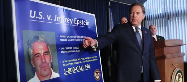Джеффри Берман, прокурор Соединенных Штатов по южному округу Нью-Йорка, указывает на фотографию Джеффри Эпштейна - Sputnik Узбекистан