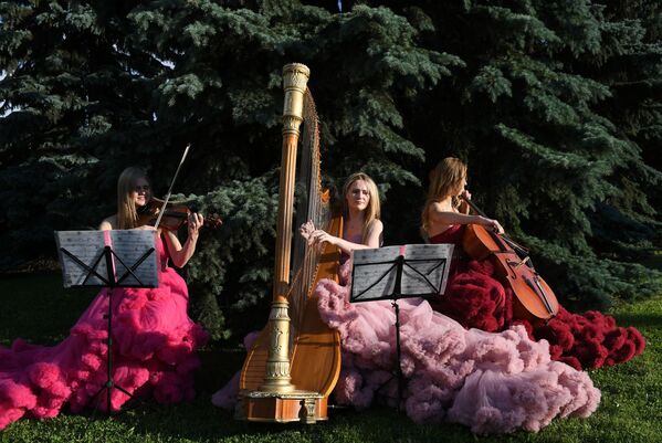 Музыкальное трио на гала-открытии фестиваля садов и цветов Moscow Flower Show в парке искусств Музеон - Sputnik Узбекистан