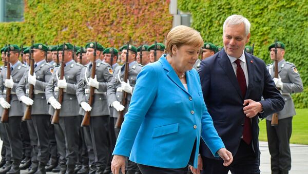 Канцлер ФРГ  Ангела Меркель во время встречи с  премьер-министром Финляндии Антти Ринне - Sputnik Ўзбекистон