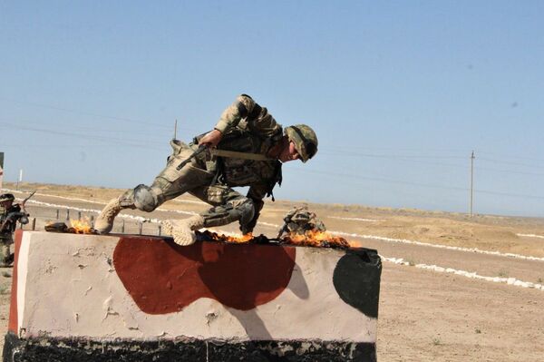 Тренируем боевой дух: военные учения в Нукусе - Sputnik Узбекистан