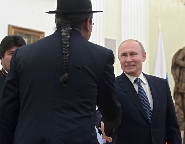 Rossiya prezidenti Vladimir Putin Boliviya prezidenti Evo Morales bilan uchrashuv vaqtida. - Sputnik O‘zbekiston