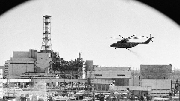 Вертолеты ведут дезактивацию зданий Чернобыльской атомной электростанции после аварии - Sputnik Ўзбекистон