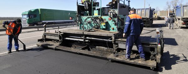 Йўлда олиб борилаётган таъмирлаш ишлари Йўлда олиб борилаётган таъмирлаш ишлари - Sputnik Ўзбекистон