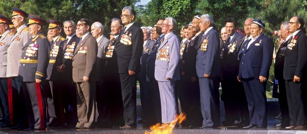 Ветераны Великой Отечественной войны возлагают венки к Вечному огню - Sputnik Ўзбекистон