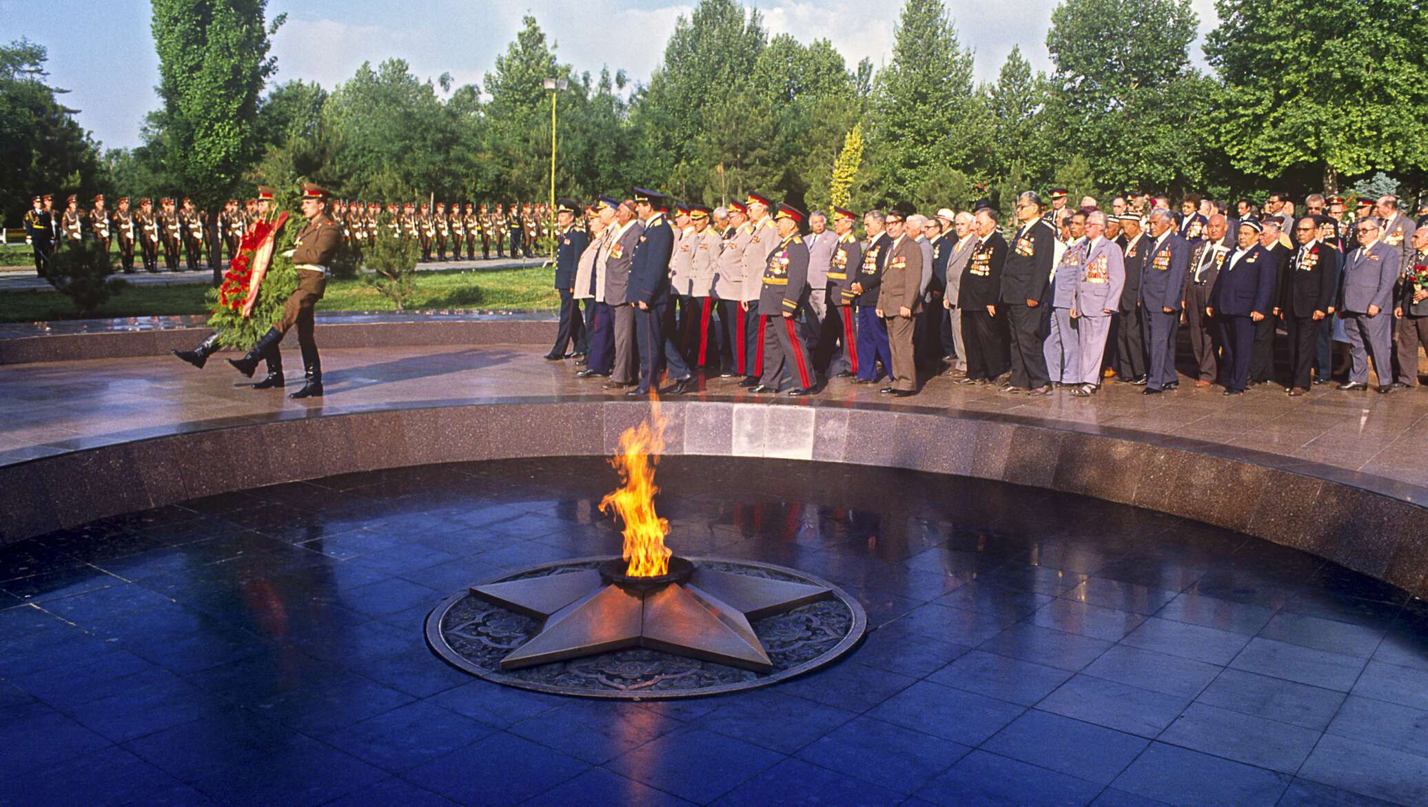 Май 9 т. День памяти и почестей в Узбекистане. Память и почесть. 9 Мая Узбекистан день памяти и почести. Вечный огонь Узбекистан.
