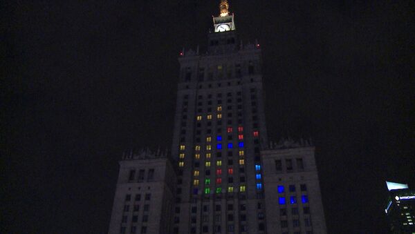 Поляки сыграли в Тетрис на фасаде знаменитой сталинской высотки в Варшаве - Sputnik Узбекистан
