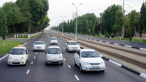 Движение транспорта по автодороге - Sputnik Узбекистан