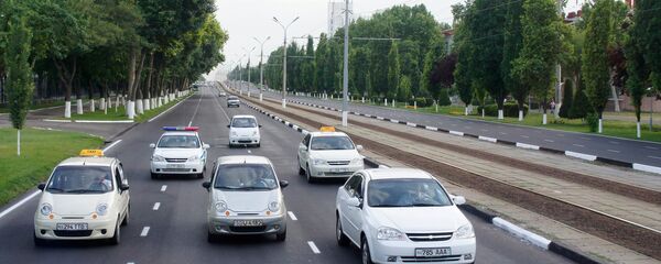 Движение транспорта по автодороге Движение транспорта по автодороге - Sputnik Узбекистан
