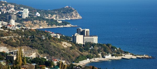 Вид на южный берег Крыма в окрестностях большой Ялты Вид на южный берег Крыма в окрестностях большой Ялты - Sputnik Узбекистан