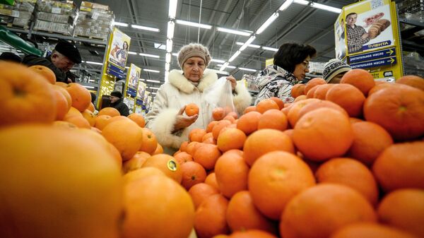 Посетитель в гипермаркете - Sputnik Узбекистан