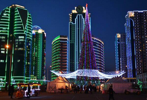 Главная новогодняя елка в Грозном - Sputnik Узбекистан