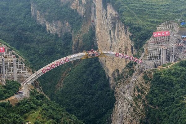 Строительство моста, соединяющего провинции Юньнань, Гуйчжоу с провинцией Сычуань на юго-западе Китая - Sputnik Узбекистан