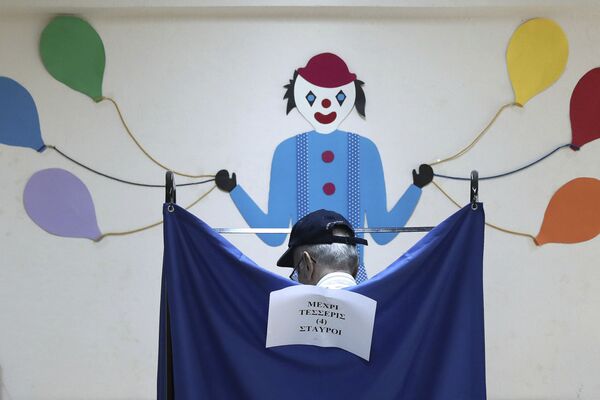 На избирательном участке в Афинах, Греция - Sputnik Узбекистан