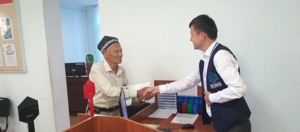 80-летний Тухтамиш Султонов подал документы в высшие учебные заведения через Центр госуслуг Ангорского района Сурхандарьинской области. - Sputnik Ўзбекистон