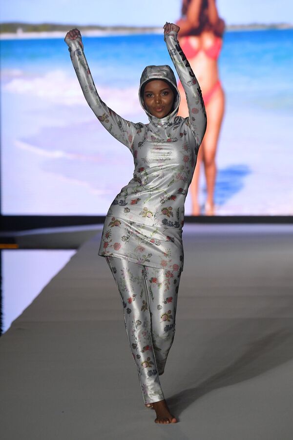 Модель Халима Аден на показе Неделе пляжной моды в Майами - Sputnik Узбекистан